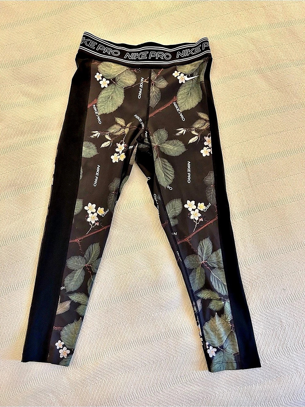 Nike Floral Pro Leggings in Black & Green Like New